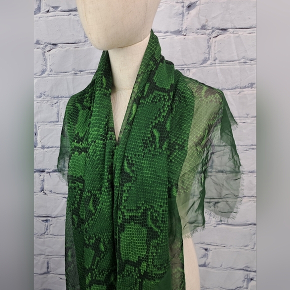 Burberry Women's Scarf Green Reptile Snakeskin 100% Silk Italy 70" x 40" - Picture 2 of 16